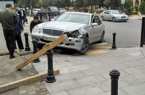 Avtomobil idarəetməni itirib səkiyə girdi - Piyadaları tumba qorudu - FOTO