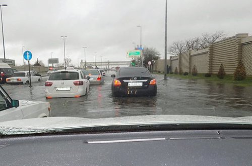 Bakıda yağış nəqliyyatın hərəkətini iflic etdi - VİDEO