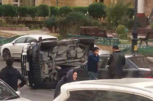 Bakının mərkəzində avtomobil aşıb yolun ortasında qaldı – FOTO