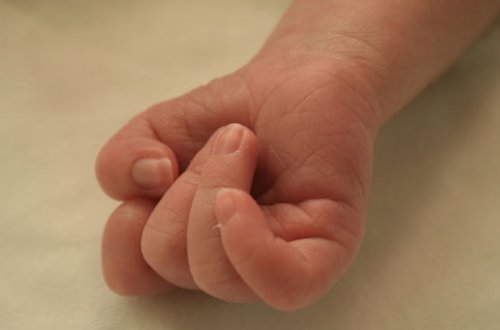 Britaniyada 12 günlük körpəni zorladılar - FOTO