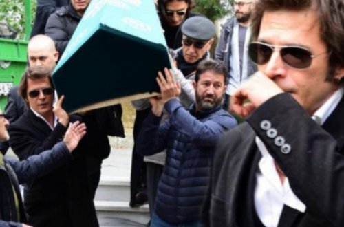 Atasını itirən aktyoru dostları tək qoymadı - Fotolar
