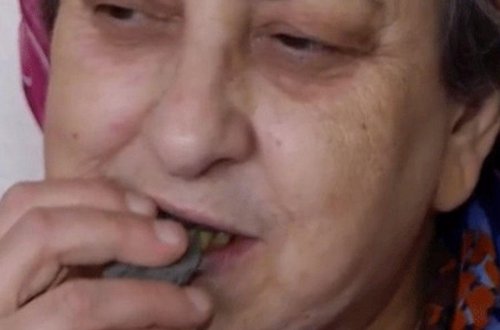 Bu qadın 50 ildir divarları qopardıb yeyir - VİDEO