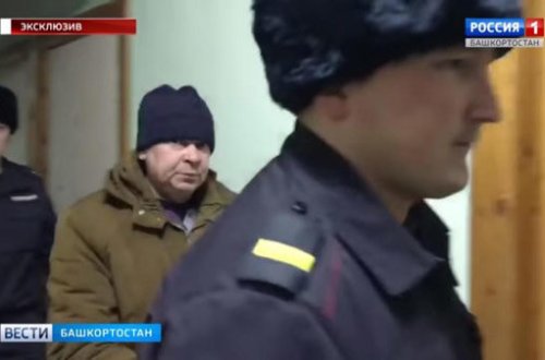 Arvadı ilə və qardaşını eyni yatağda tutdu.....