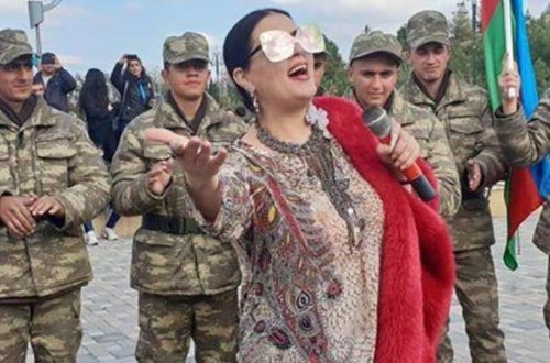 Elza ön cəbhədə əsgərlər önünə çıxdı - VİDEO