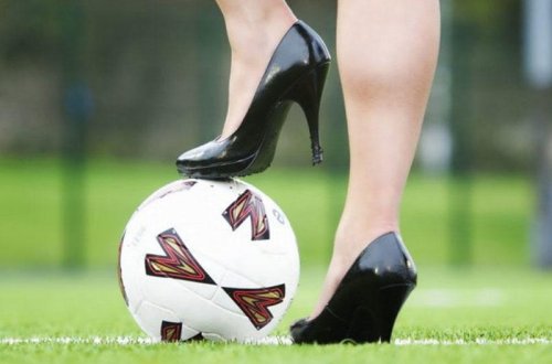 6:2 - ÇILPAQ QADIN stadiona girdi, futbolçular isə... - FOTO