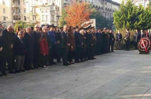 Bu gün Türkiyə Ülkü Ocaqları Azərbaycan şöbəsi Bakıda Qazi Mustafa Kamal Atatürkün heykəli qarşısında anım törəni keçirtdilər FOTO