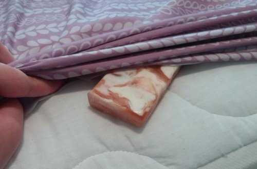 Məşhur professor: “Yatağın altına sabun qoyun”