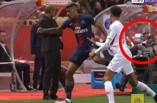 PSJ-nin futbolçusu topla operatoru vurdu - VİDEO