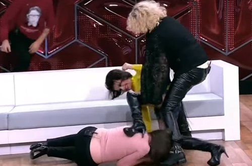 Canlı efirdə qızını döydü - Əriylə görüşdüyünü düşünür...