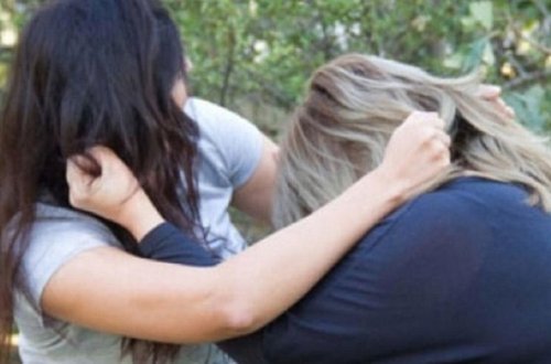 Bakıda küçədə iki qadın əlbəyaxa dalaşdı- VİDEO