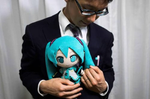 Yaponiyalı kişi holoqramla evləndi