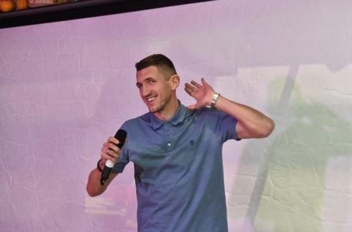 Ukraynalı futbolçu Müslüm Maqomayevin mahnısını oxudu - VİDEO