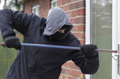 Tanınmış idmançının evindən oğurluq edənlərə cəza verildi