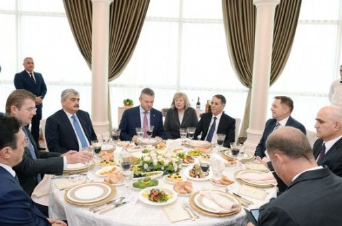 Azərbaycanın və Slovakiyanın baş nazirləri birgə işçi nahar ediblər