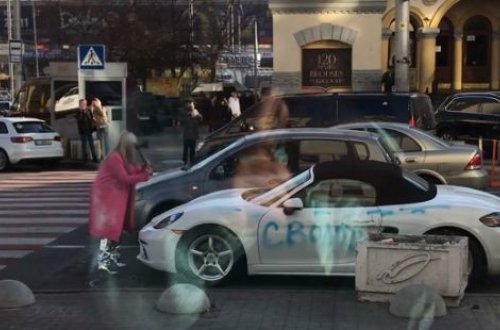 Kiyevdə qadın “Porsche”ni baltaladı - VİDEO