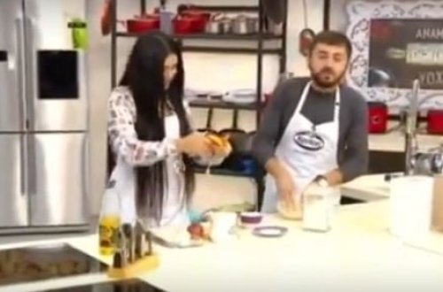 Canlı yayımda bədbəxt hadisə: Qəfil yerə yıxıldı - VİDEO