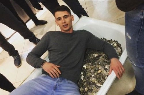 Bloqer “iPhone” almaq üçün bir vanna pul gətirdi - VİDEO