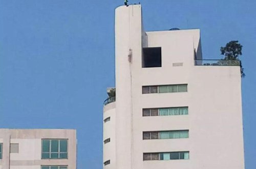 Kişini öldürüb, parçalanmış cəsədini binanın başından asdılar - FOTO