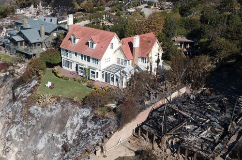 Məşhurların villaları viran qaldı: 66 nəfər həlak olub - FOTO