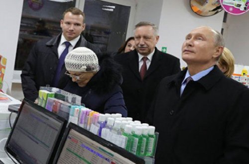 İclasdan qayıdan Putin yolüstü aptekə girdi - FOTO