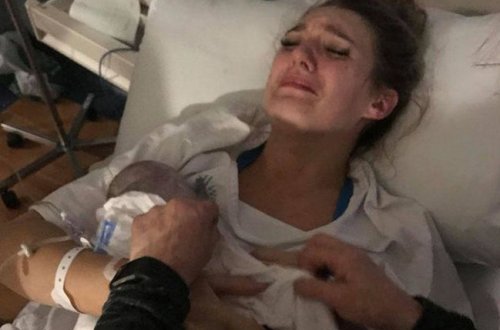 Qadın ölü doğulan körpəsini çimizdirib, paltar geyindirib FOTOsunu çəkdi