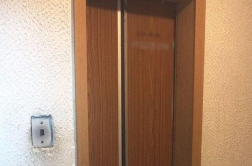 Bakıda liftdə qorxulu hadisə - ÇƏNƏSİ SINDI