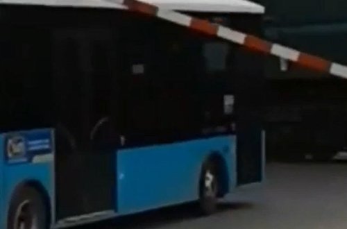 Bakıda 2 nəfərin öldüyü ərazidə yenidən qəza vəziyyəti: şlaqbaum avtobusun üstündə... - VİDEO