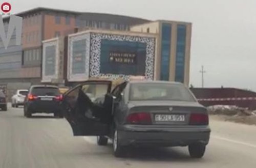 Bakıda taksi sürücüsü maşını qapısı açıq idarə edib - VİDEO