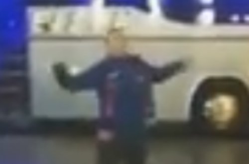 Millimizi Kosovoda orduya bərabər bir azarkeş qarşıladı - Tükləri BİZ-BİZ EDƏN GÖRÜNTÜLƏR - VİDEO