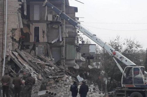 Gəncə icra başçısının müavini: “İki ailə dağıntılar altında qalıb”