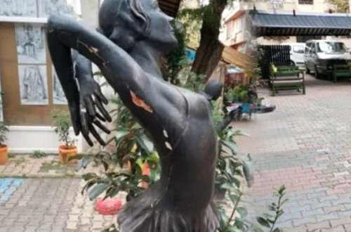 Türkiyədə qadın heykəlinə təcavüz etdilər - FOTO