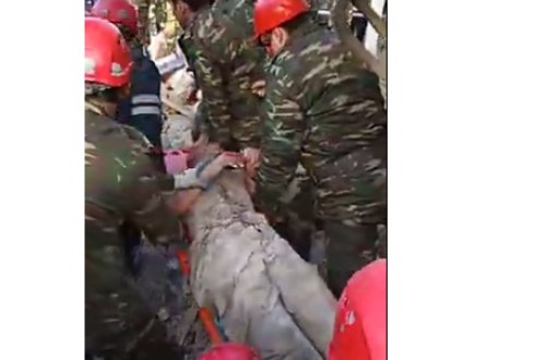 Gəncədə dağıntılar altında qalan gəncin meyiti belə çıxarıldı (VİDEO)