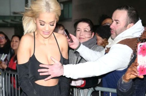 Fanat müğənninin sinəsinə toxunarkən kameraya düşdü - FOTO