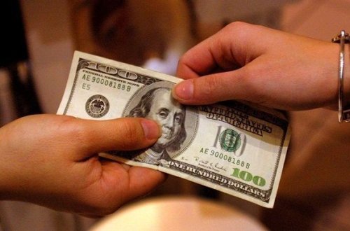 Azərbaycandakı dollar İranın “qara bazar”ına necə çıxır?