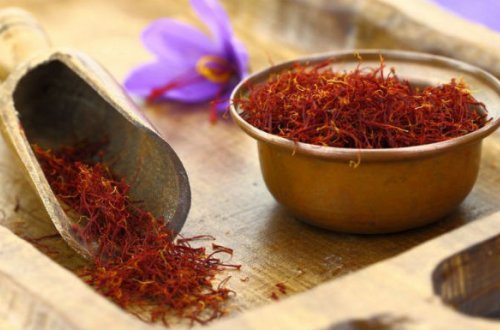 Eynəkdən cəmi bir neçə həftəyə azad olun — 1 stəkan su, 1 qram zəfəranla