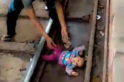 Qatarın altına düşən azyaşlı sağ qaldı - VİDEO