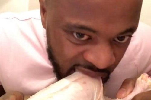 Keçmiş futbolçu çiy toyuq yeyib, VİDEOya çəkdi - FOTO