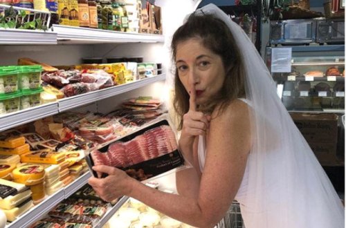 Evlənəcəyi kişini tapmaq üçün gəlinlik geyinib... - Qadının bu hərəkətləri şok edir - FOTOLAR