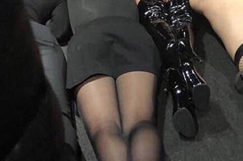 Əxlaqsızlıq yuvasına basqın: onlarla qadın yerə yatıb, üzünü gizlətdi - FOTO