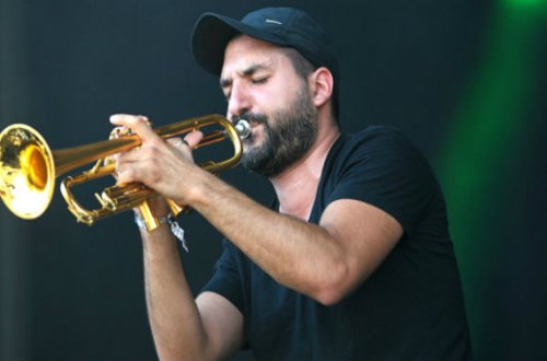 Azyaşlı qız uşağını zorlayan məşhur musiqiçi həbs edildi