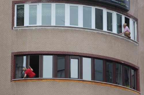 ALT PALTARINDA PƏNCƏRƏ SİLƏN QADININ FOTOSUNU YAYDILAR – FOTOLAR