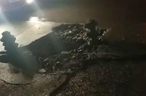 Sumqayıtda yol çökdü - “Nissan” çuxura düşdü - VİDEO - FOTO