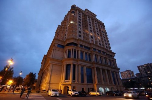 Tikintisi yarımçıq qalmış binanın sakini: Bir dəfə təcili yardım həkimləri liftdə qaldı, az qala ölmüşdüm