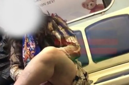 BAKI METROSUNDA BİABIRÇILIQ – Qız intim yerlərini göstərdi - VİDEO