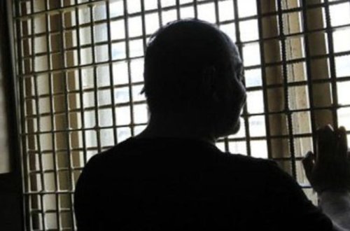 Azərbaycanda ərdən məktəbin həyətində DƏHŞƏTLİ HƏRƏKƏT: Müəllim arvadını başqa kişi ilə...