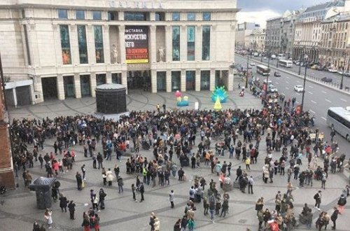 Moskvada ticarət mərkəzi və vağzal boşaldıldı