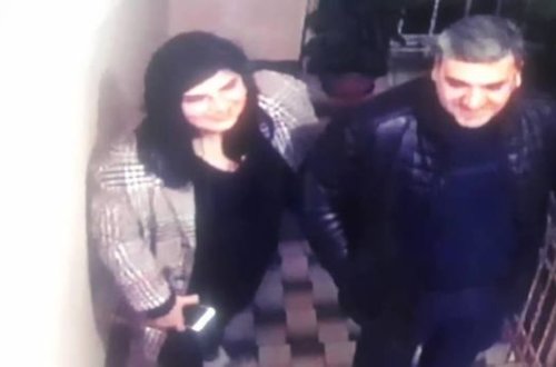 Bakıda vəzifəli şəxsin qapısı önündə qəribə hadisə - VİDEO