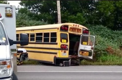 Məktəbli avtobusu qəzaya uğradı: xəsarət alanlar var