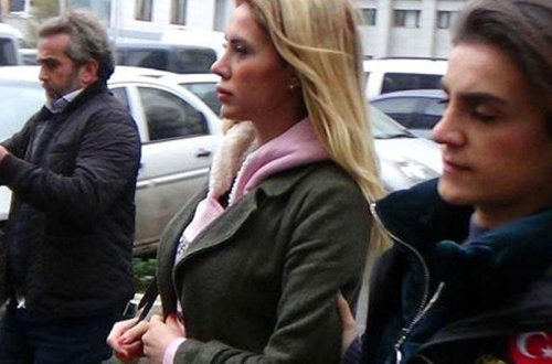 Bacıların saxlanılmasına səbəb olan FOTO - Yarıçılpaq, önündə narkotik...