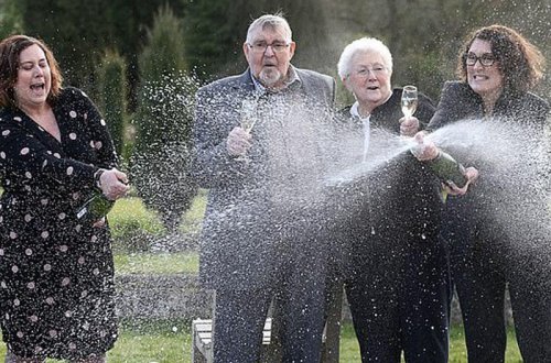 Qoca ər-arvad lotereyada 18 milyon uddular - FOTO